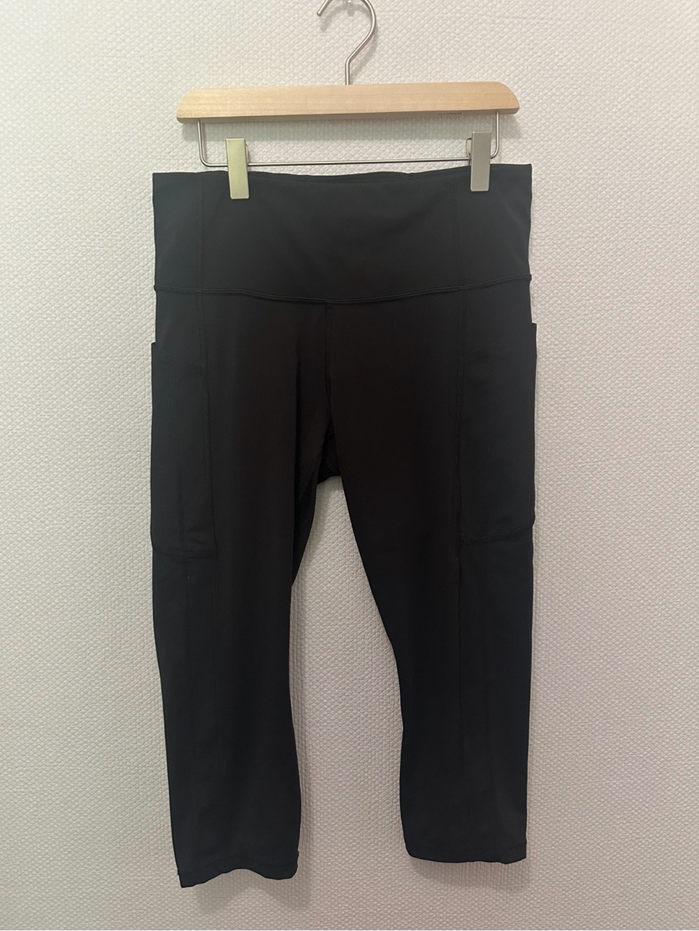 Athleta Black High-Rise Capri Leggings with Side Pockets
